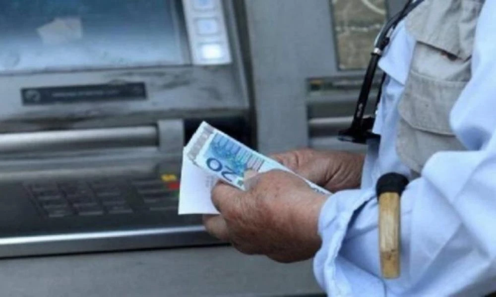 Χιλιάδες συνταξιούχοι είδαν λιγότερα χρήματα στον λογαριασμό τους τον Φεβρουάριο - Τι λέει ο ΕΦΚΑ